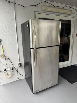 Frigidaire Stainless Steel Top-Freezer Refrigerator