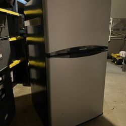 FRIGIDAIRE Mini Fridge W/ Freezer