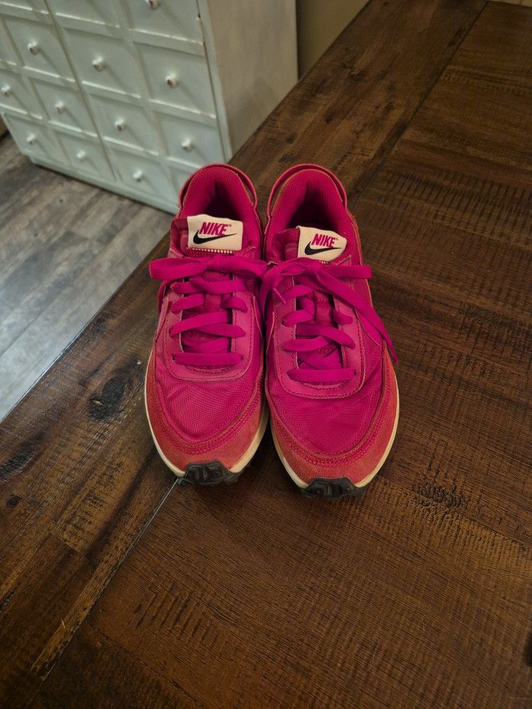 ALMOST NEW Womens Nike Red Waffle Debut Shoe