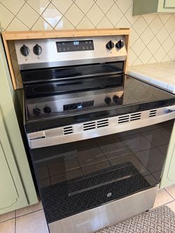 GE 30-Inch Stainless Steel Electric Range & Oven – Great Condition