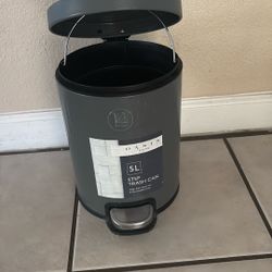 STEP TRASH CAN