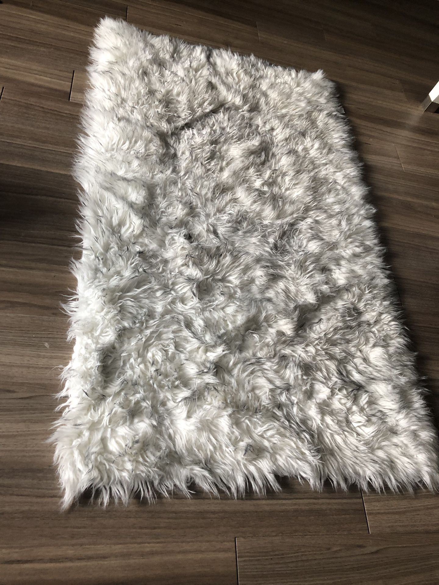 Like new—white fur rug (perfect condition!)