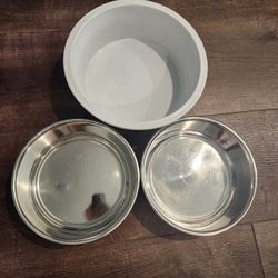 3 pet food bowls, a set of stainless steel bowls and a large plastic pet food bowl, good condition