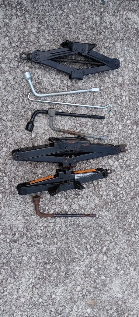 3 Jacks With Tools 50$$$$ Material handling