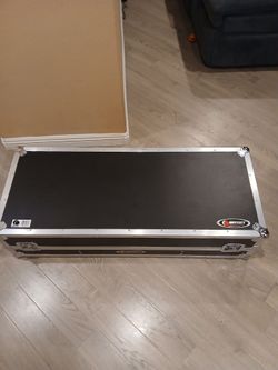 Odyssey glide style dj coffin flight case for 19" mixer and cdjs