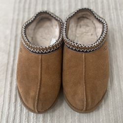 Women’s Ugg Slippers size 6