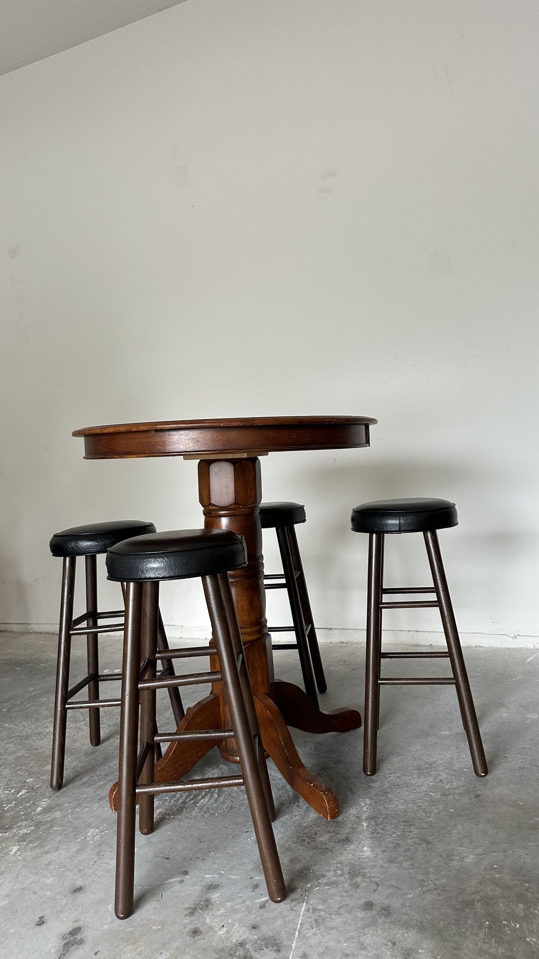 Cozy Pub Table with 4 Bar Stools – Sturdy & Comfortable