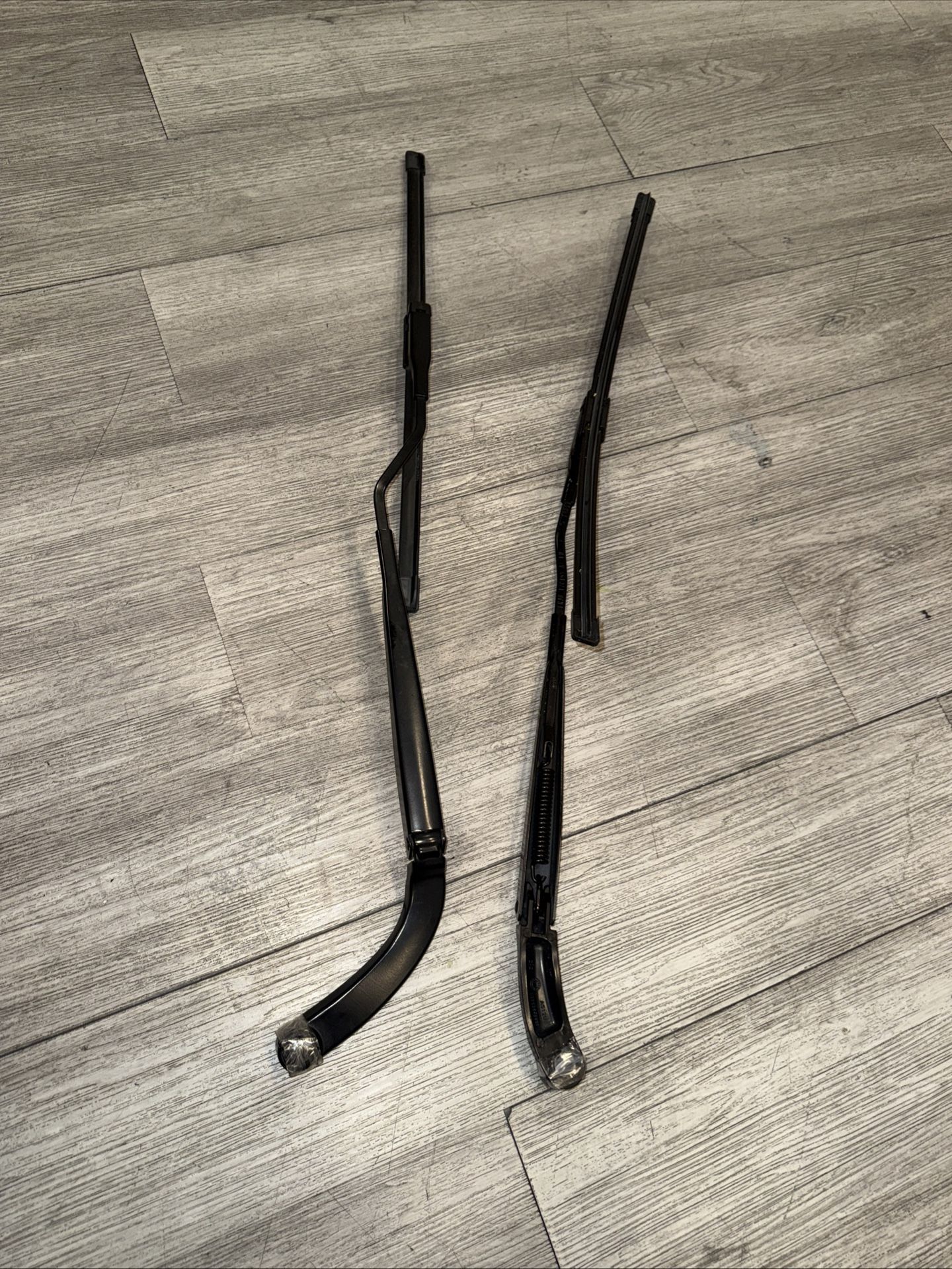 2015-2023 FORD MUSTANG GT OEM FACTORY WINDSHIELD WIPER ARMS PAIR SET LH & RH