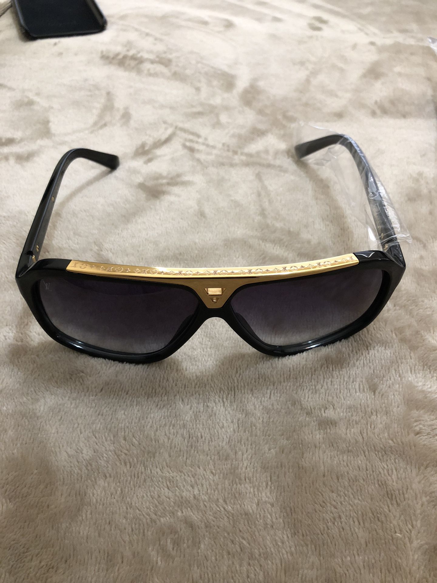 LV Sunglass 502 Gold Black (SHH408) - KDB Deals
