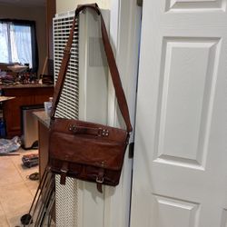 Awesome Vintage Men’s Leather Shoulder Bag.