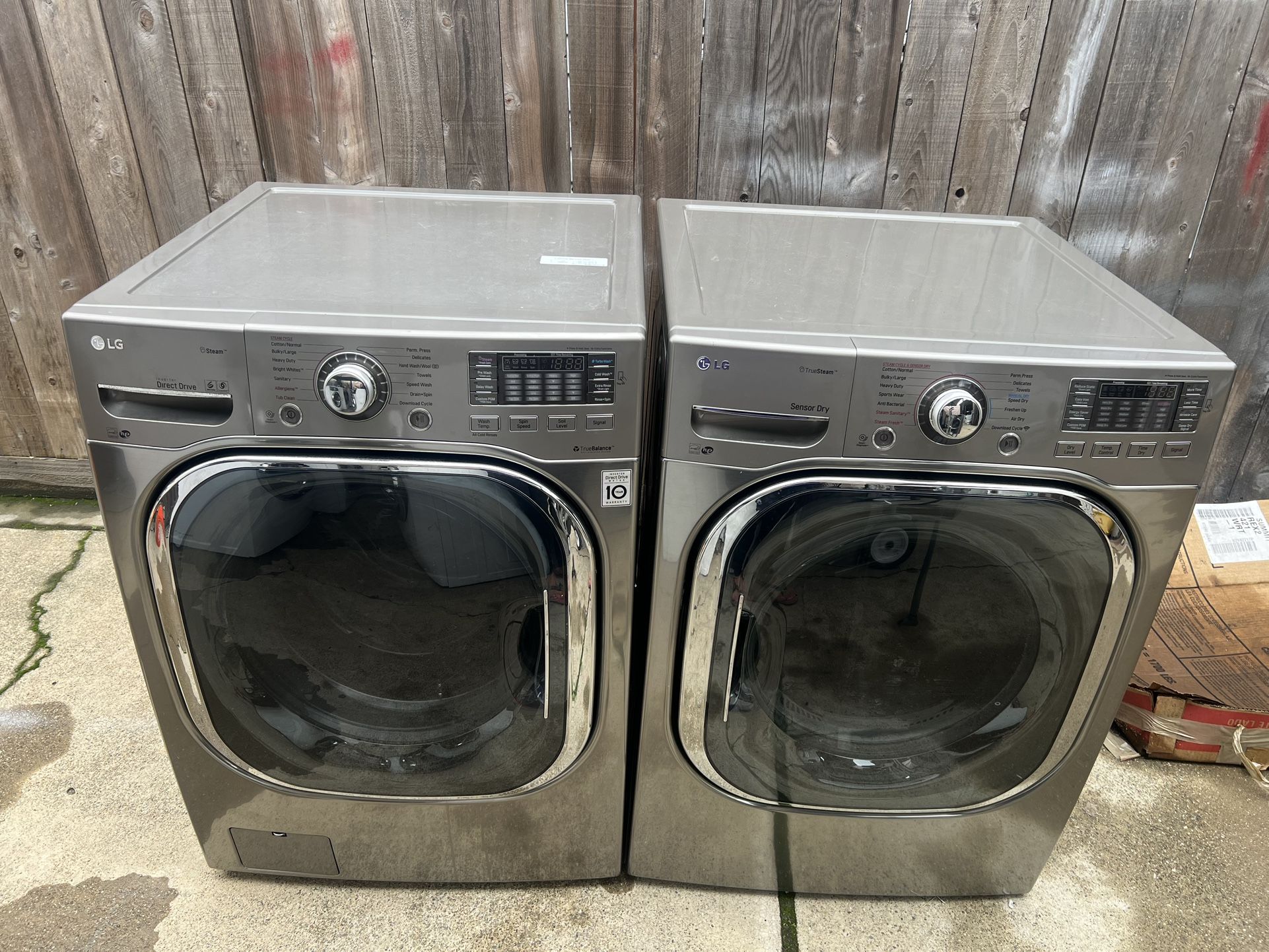 LG gas washer and dryer with a three-month warranty in good condition. Free delivery in the Oakland area. Outside the Oakland area, a small fee applie