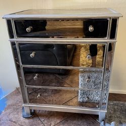 Dresser With 4 Easy Gliding Drawers Silver mirror