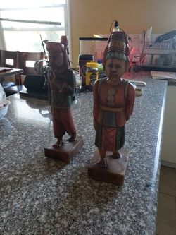 Adornos tallados a mano en madera