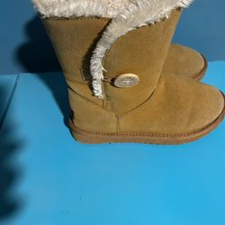 Tan  UGGS Size 6