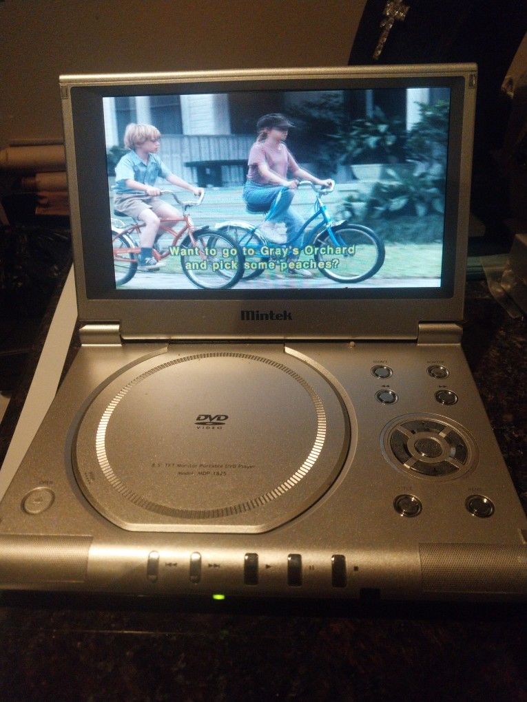 8.5" SCREEN PORTABLE DVD PLAYER IN EXCELLENT CONDITION BATTERY IS GOOD