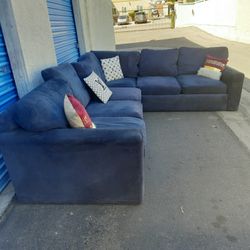 Modern sectional couch, very clean,