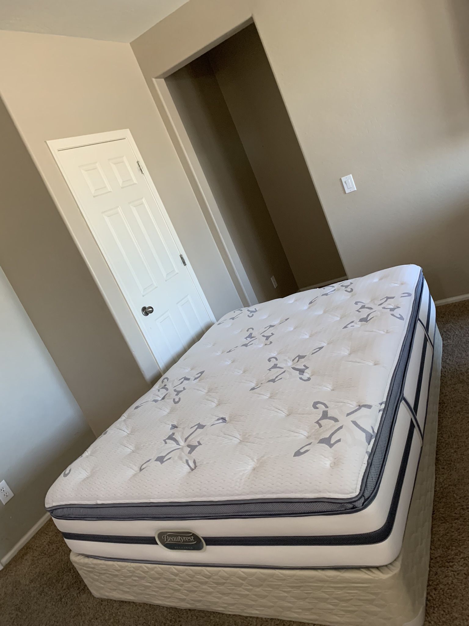 QUEEN BEAUTYREST PILLOW TOP MATTRESS AND FREE BOX SPRING