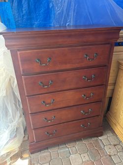 Cherry Wood 5-Drawer Chest Dresser
