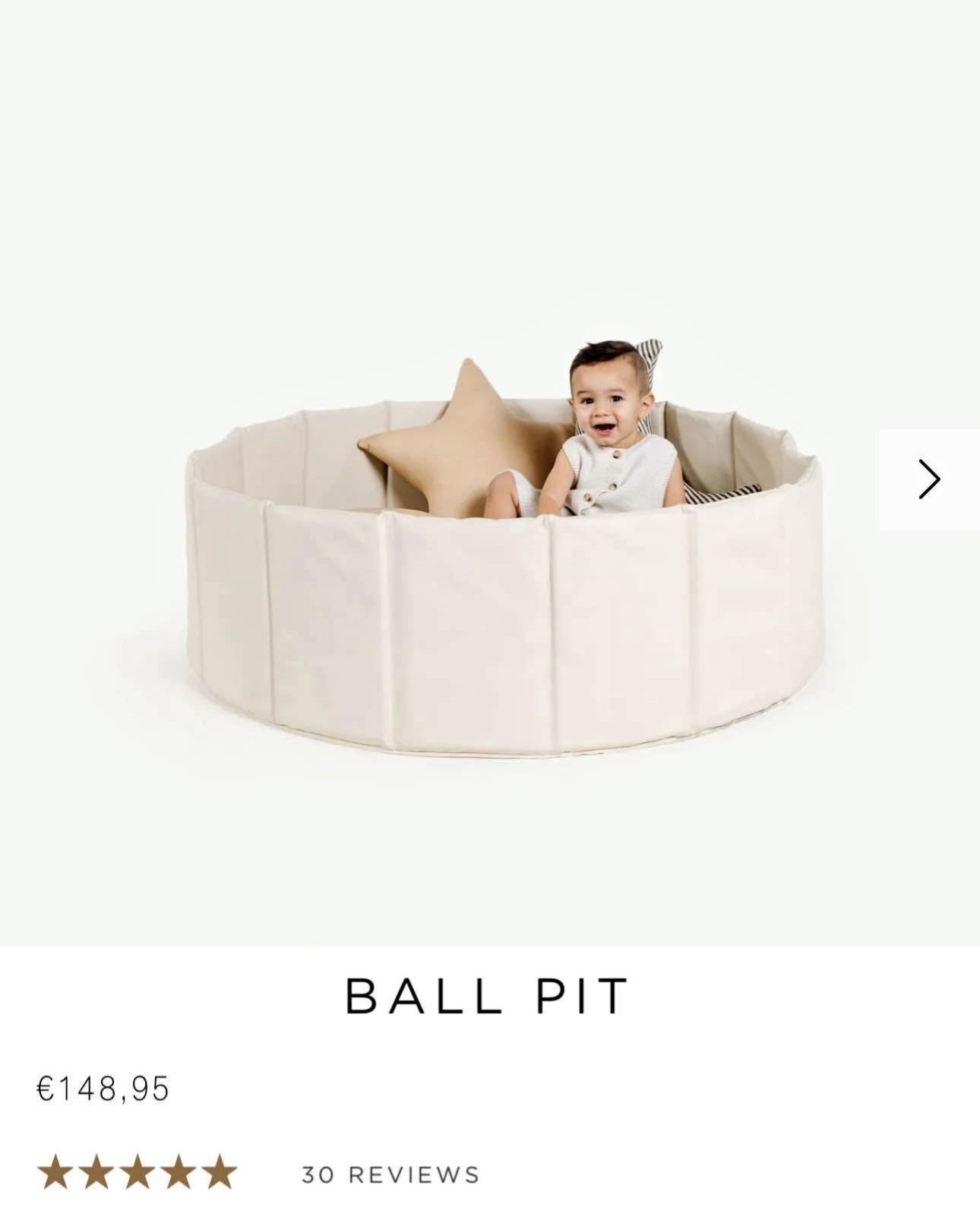 Gathre pool/ball pit with balls