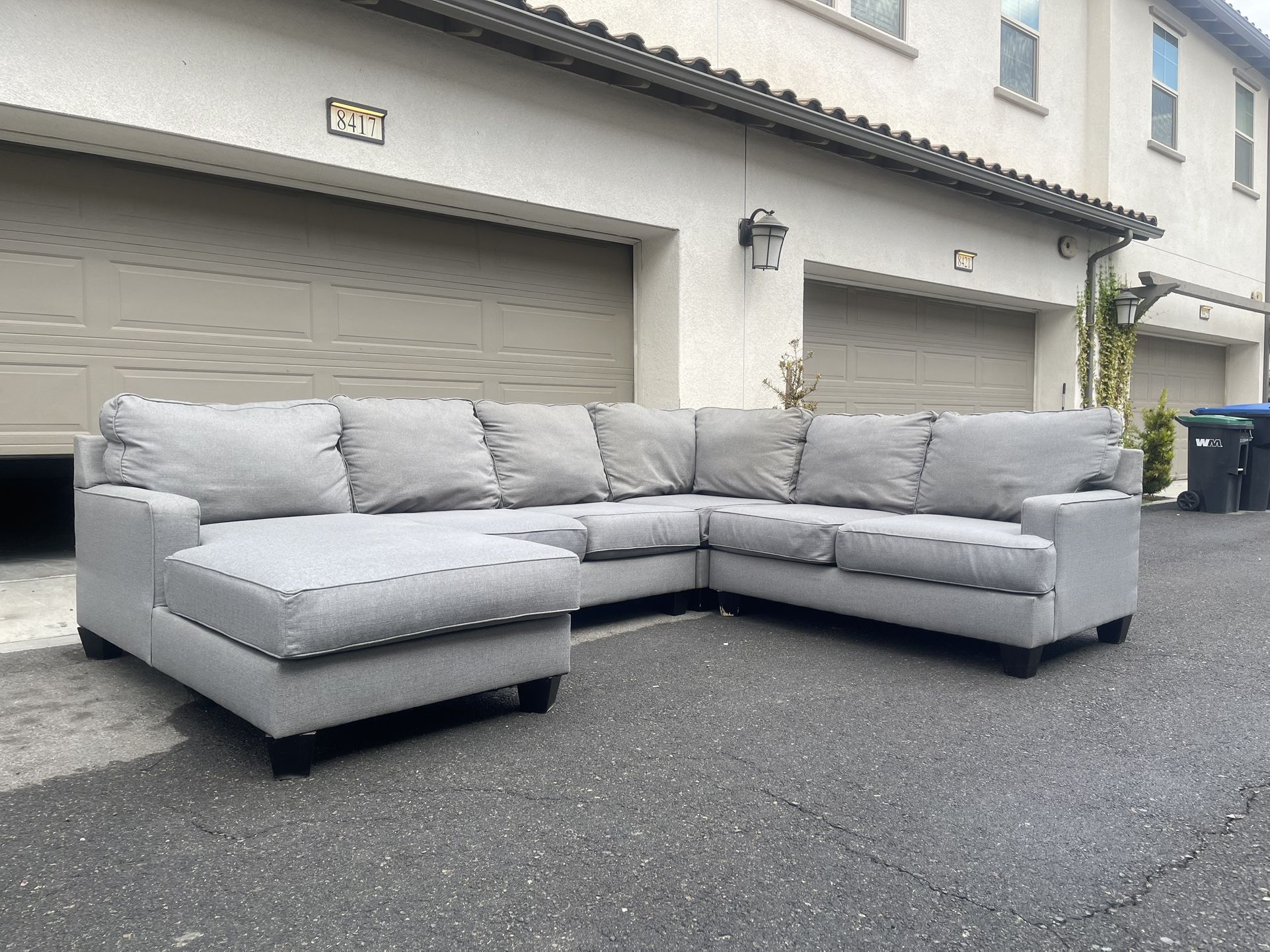 Huge Light Grey Sectional Couch Sofa From Mor Furniture In Excellent Condition - FREE DELIVERY 🚛