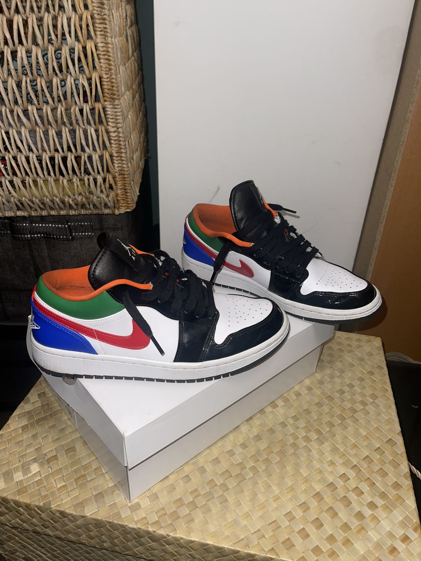 WMNS AIR JORDEN 1 LOW SE - SIZE 8 WONEN