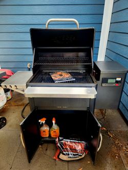 Traeger Smoker w Bluetooth and Cover