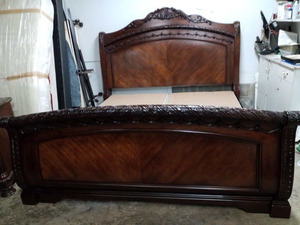 ASHLEY NORTH SHORE USED CALIFORNIA KING BEDROOM SET IN GOOD CONDITION ( READ DESCRIPTION BEFORE ASKING)