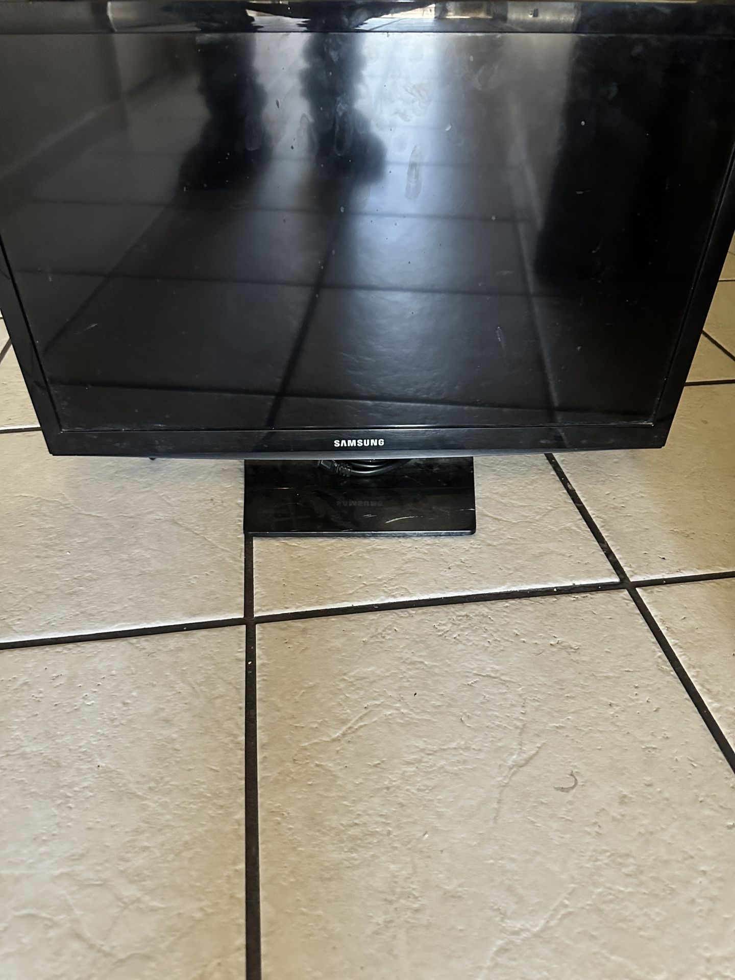 Samsung TV (24-inch)