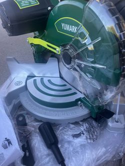 New YUMARK 255C miter saw has an 1800W motor and operates at 120V. This green and silver power tool includes a 255mm blade with a 40T tooth count. It 