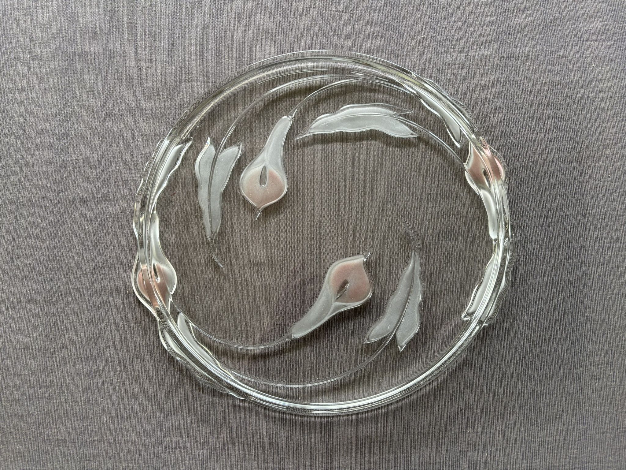 Vintage Mikasa Mayfair Calla Lily Heavy Crystal Cake Plate, excellent condition, 14” diameter with 1” edge.