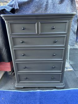 HIGH QUALITY EX LARGE WOODEN TALL DRESSER CAN DELIVER LOCAL IF NEEDED