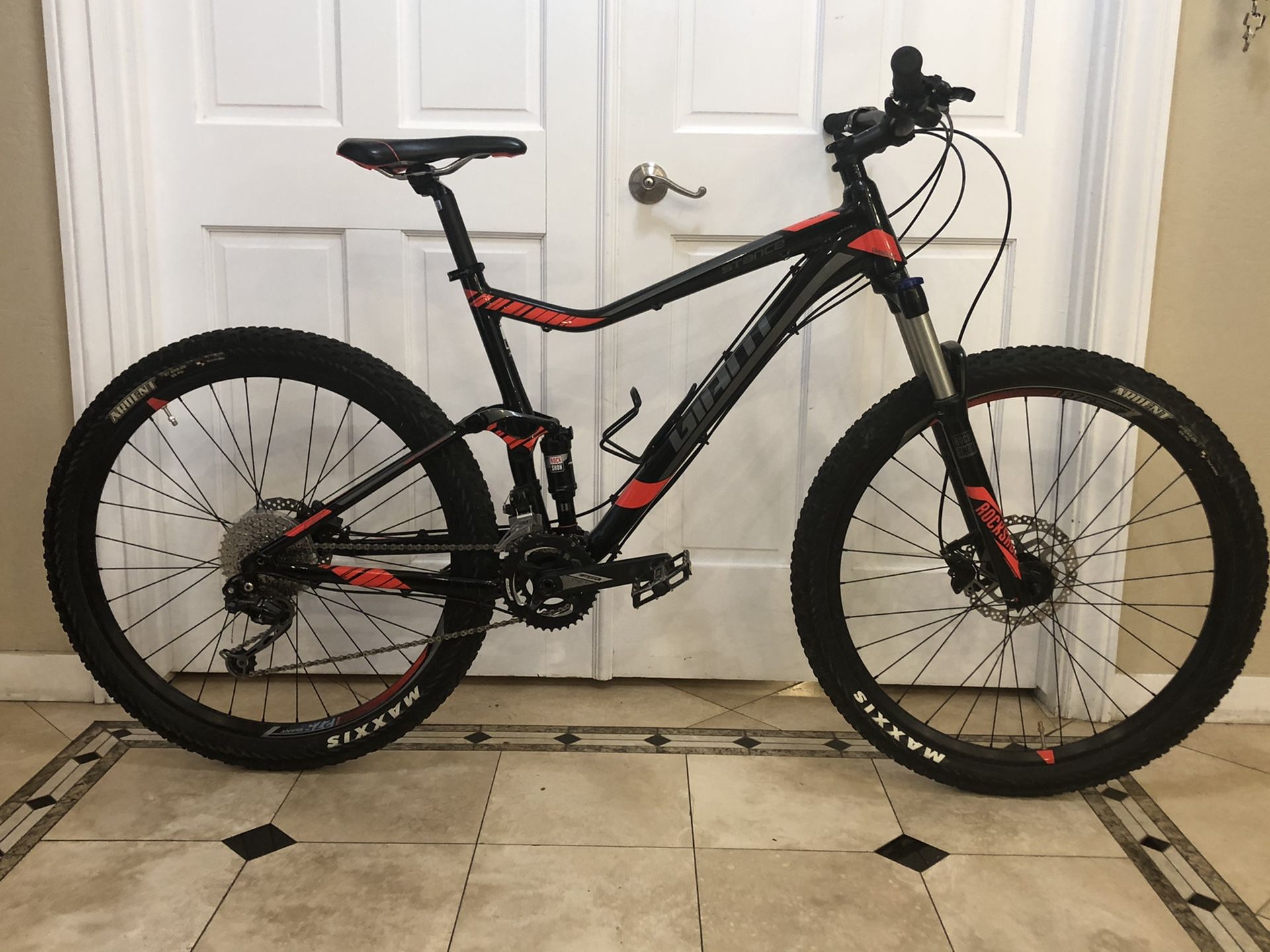 New Giant Stance 27.5 Full Suspension Large Mountain Bike