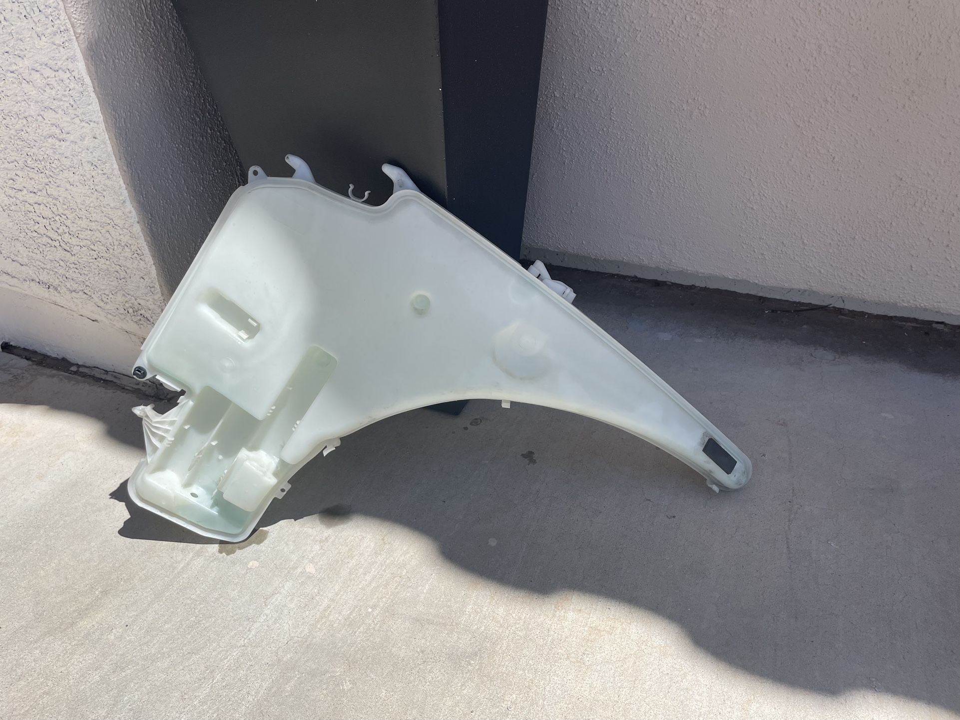 BMW 335i E9X Windshield Washer Tank