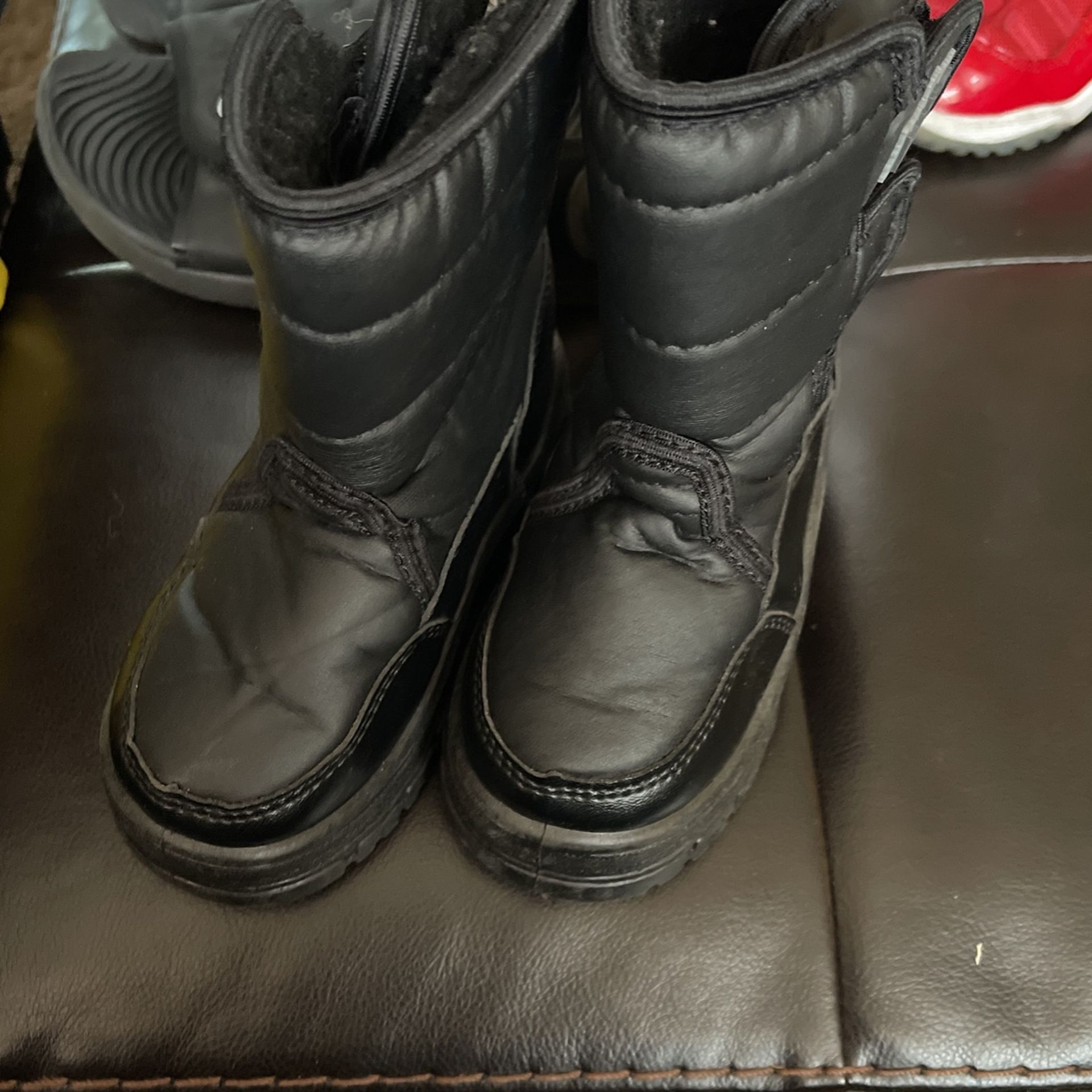 Kids Size 6 Snow Boots 