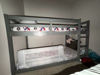 Twin bunk bed