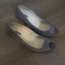 Women’s size 7 gray suede peep tow stacked heel dress shoes