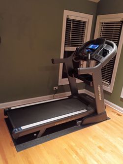 HORIZON 7.8 AT COMMERCIAL TREADMILL (LIKE NEW AND DELIVERY AVAILABLE TODAY)
