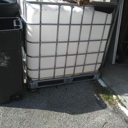 275 Gallon Water Tank $130 Obo Now $110