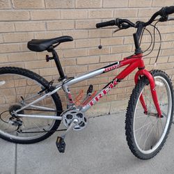 Trek 800 Sport (Fits small adult/pre teen)