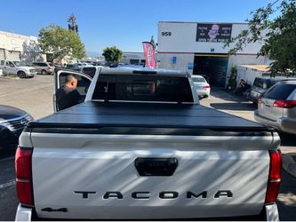 New Hard Trifold Cover 22-26 Toyota Tacoma 5ft Bed Tapas para Trokas