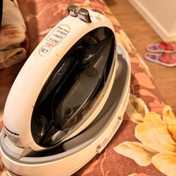 Model: Panasonic NI‑WL600 (1500W)- cordless steam iron