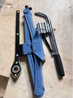 LARBANKE 2.5 Ton Portable Car Scissor Jack Kit w/ Lug Wrench, Sockets & Bag