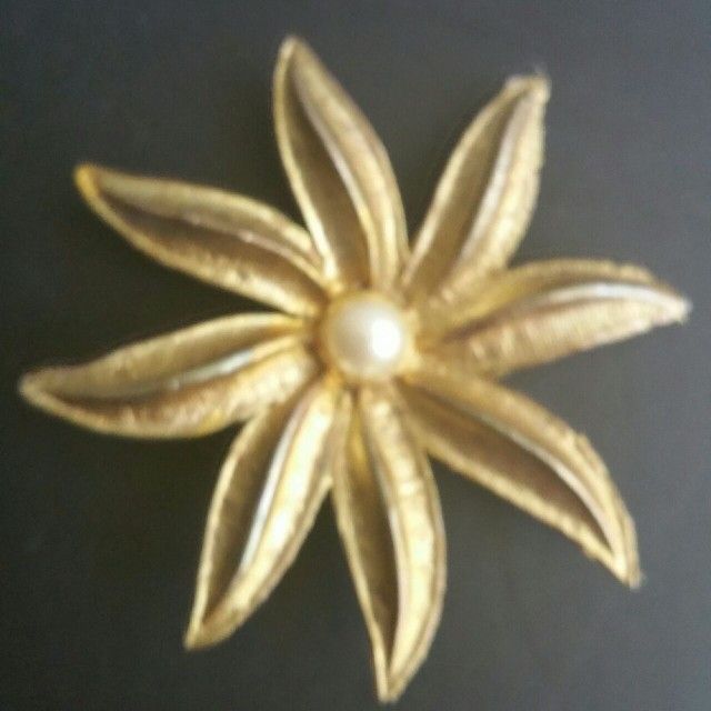 18KT GOLD FLOWER PEARL BROOCH/ PIN