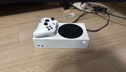 Xbox Series S (two controllers)