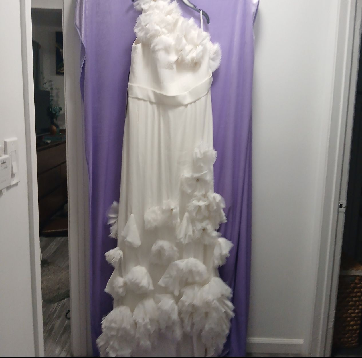 Beautiful Brand New Wedding Dress Never Worn Size . 16-18