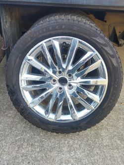 20in rim and tire in good shape rim good little scuff on the plastic of it there is just one