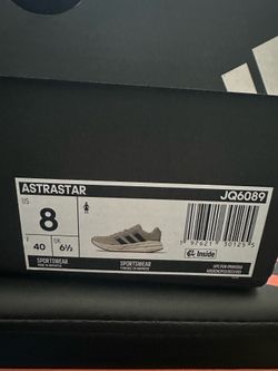 *NWT* Adidas Astrastar size 8 women’s
