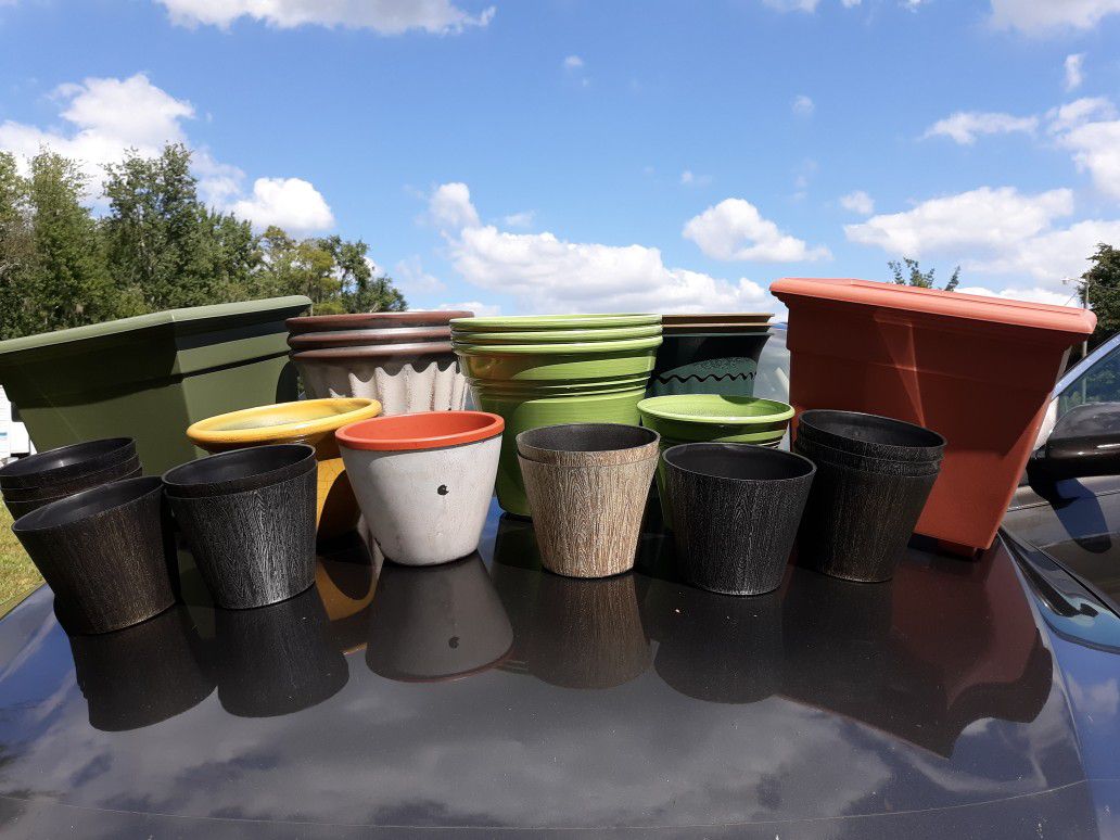 26 Piece Plant Pots & Garden Accessories Assorted sizes and colors
