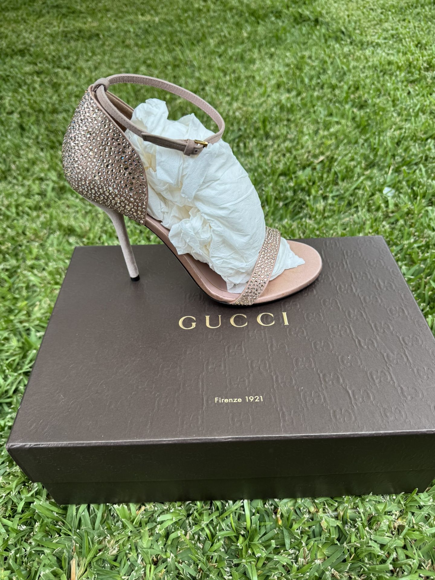 $400-USED GUCCI NUDE AND ROSE GOLD RHYME-STONE SIZE 7