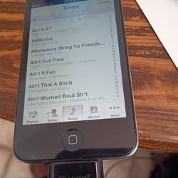 iPod 32GB With Charger Hold Charge All Functions 